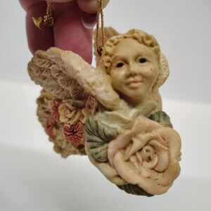 Vintage Angel Ornament Holding Rose‎ Cherub Resin Beige 3.5in